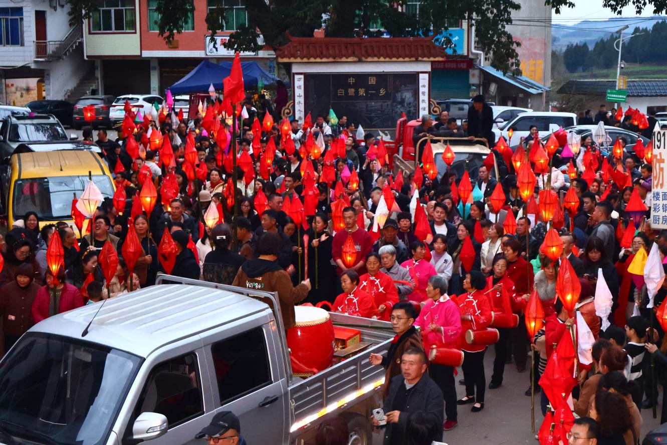 火树银花不夜天 万人空巷送蛴蟆——省首页- yl6809永利集团中国官方网站集团助力南充双桂镇太和村成功进杏装蛴蟆节”民俗活动